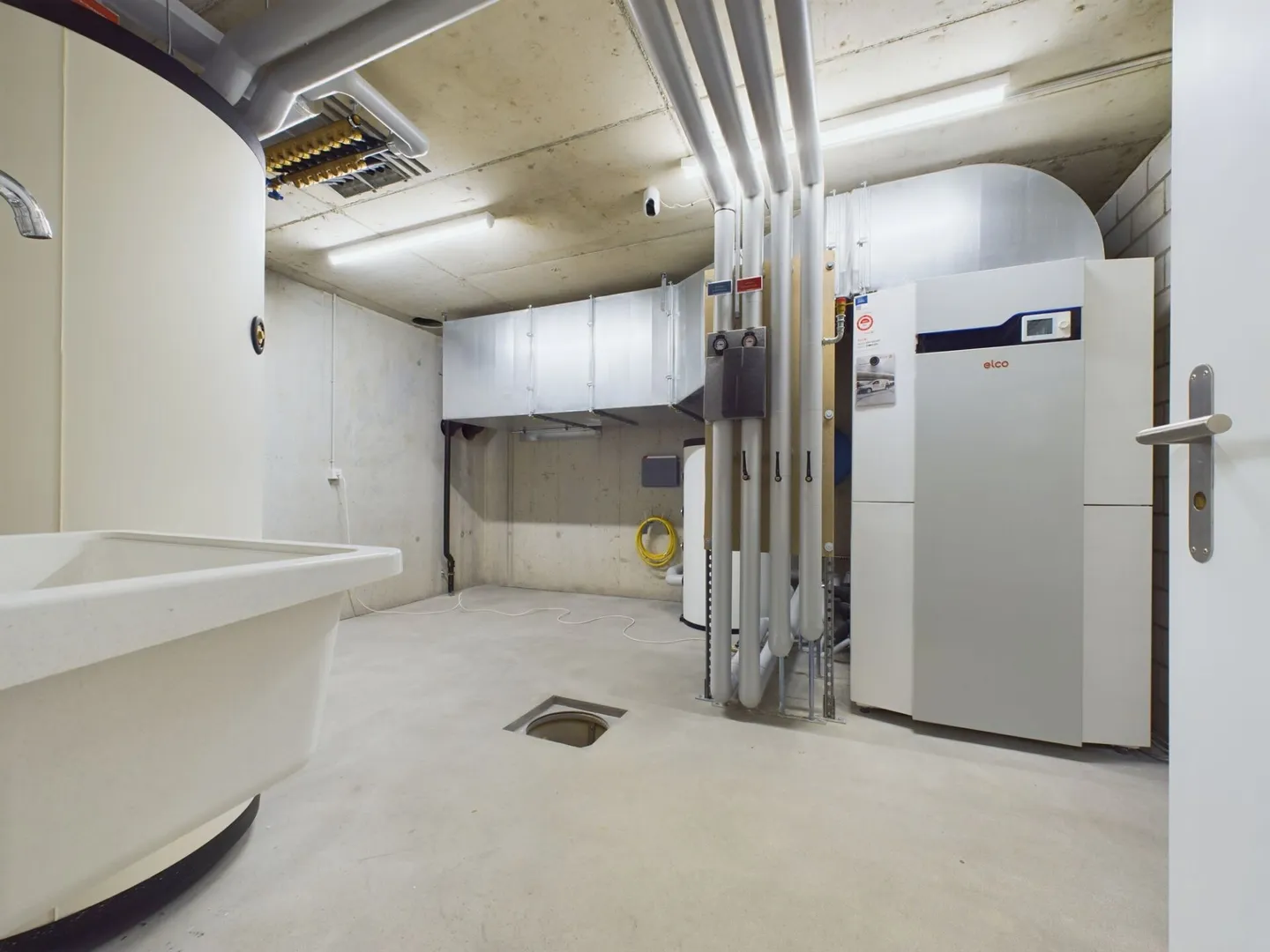 Nuova costruzione con due appartamenti moderni di 4,5 stanze, soffitta ampliabile e parte stalla su un terreno totale di oltre 4'200 m² - Foto 28 di 35