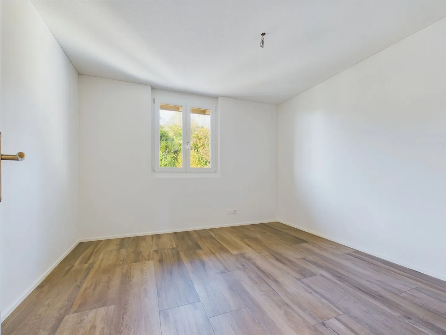 Nuova costruzione con due appartamenti moderni di 4,5 stanze, soffitta ampliabile e parte stalla su un terreno totale di oltre 4'200 m² - Foto 26 di 35