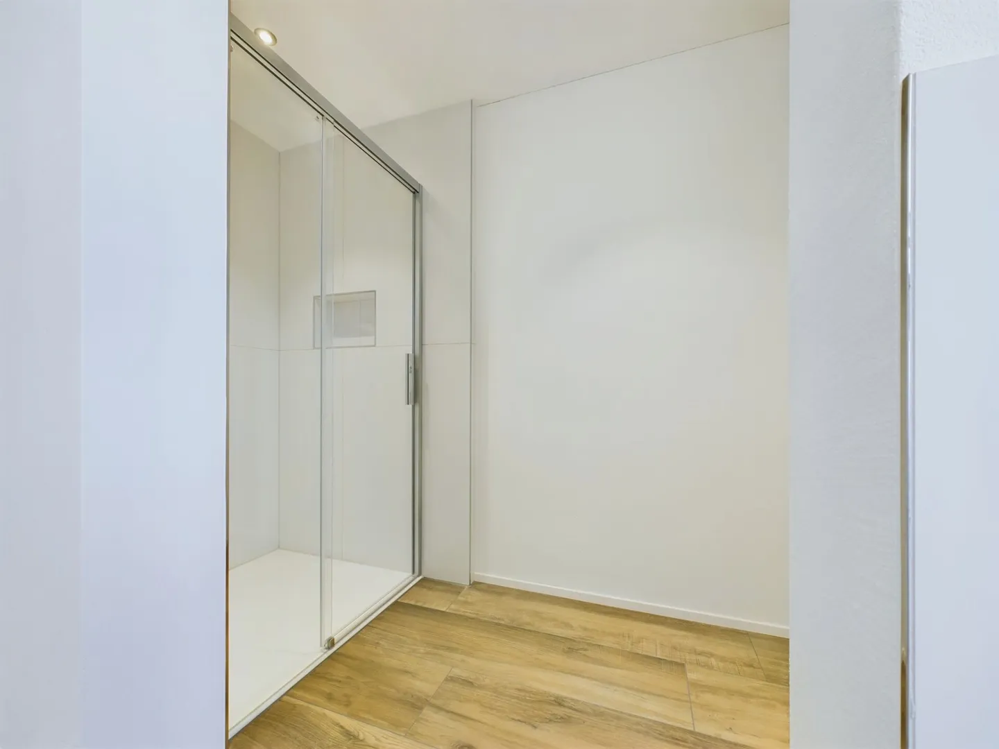 Nuova costruzione con due appartamenti moderni di 4,5 stanze, soffitta ampliabile e parte stalla su un terreno totale di oltre 4'200 m² - Foto 30 di 35