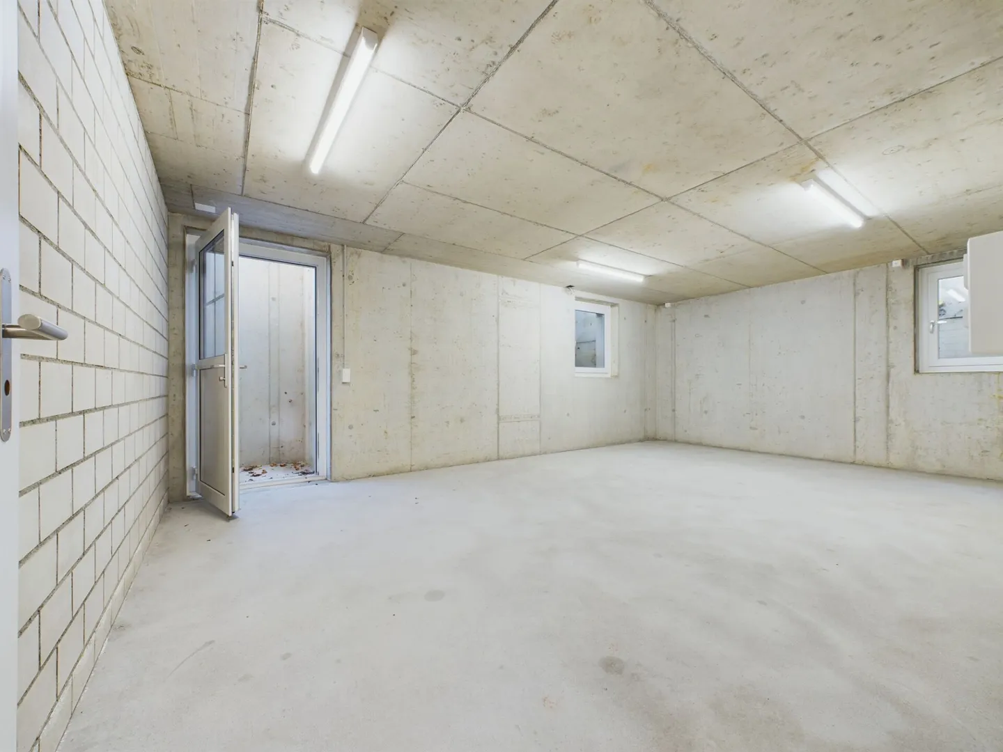 Nuova costruzione con due appartamenti moderni di 4,5 stanze, soffitta ampliabile e parte stalla su un terreno totale di oltre 4'200 m² - Foto 29 di 35