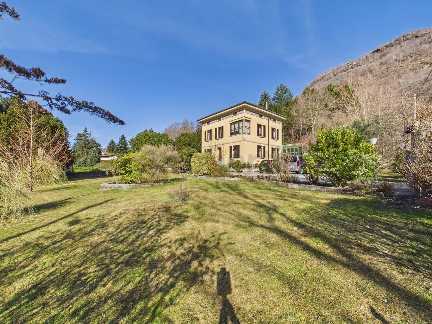 Elegant villa with 8.5 rooms and high-quality finishes, with large garage - Photo 1 of 13