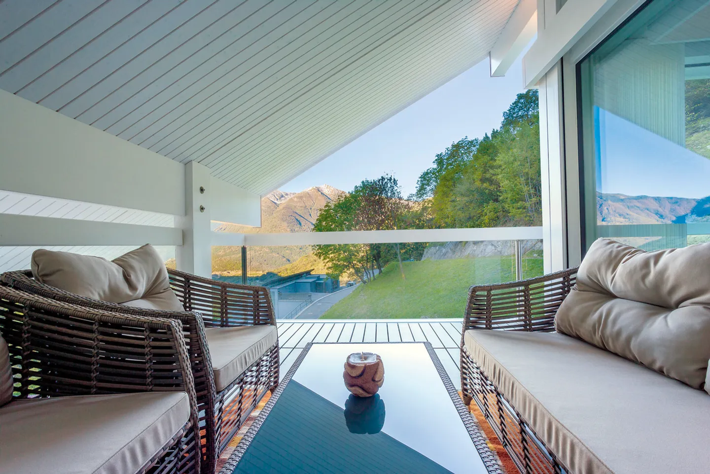 Luxury and Design Oasis: Villa with 360° Panoramic View - Photo 16 of 20