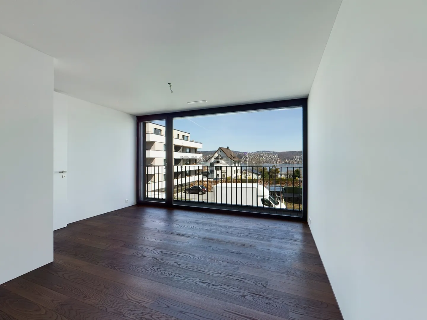 Exclusive Living with Lake View - Stylish 5.5 Room Apartment in Ideal Location - Photo 4 of 10