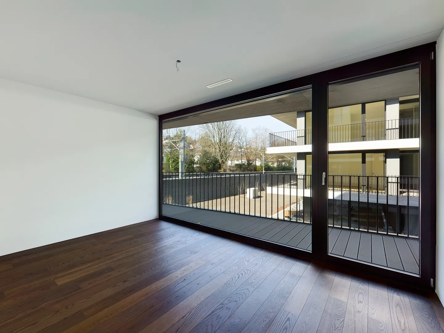 Exclusive Living with Lake View - Stylish 5.5 Room Apartment in Ideal Location - Photo 6 of 10