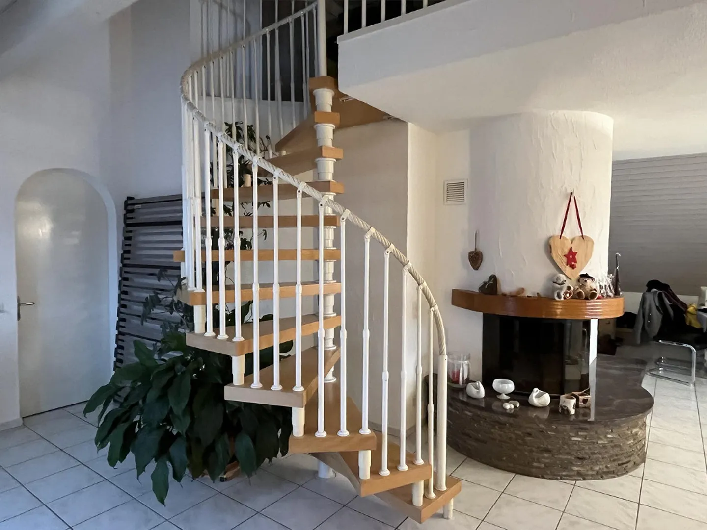 Charming 3.5 Room Maisonette Apartment in Bonstetten - Photo 3 of 12