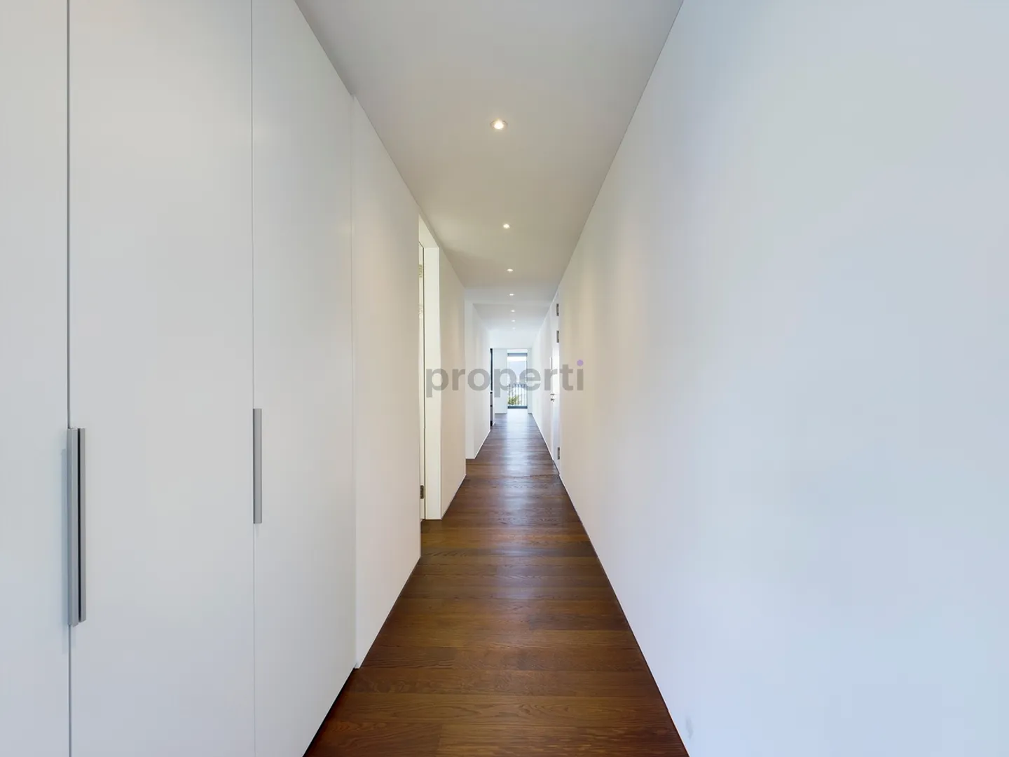 Exclusive Living with Lake View - Stylish 5.5 Room Apartment in Ideal Location - Photo 7 of 10