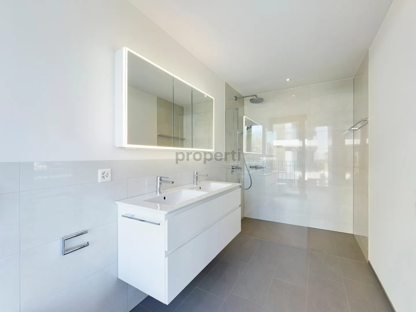 Exclusive Living with Lake View - Stylish 5.5 Room Apartment in Ideal Location - Photo 8 of 10