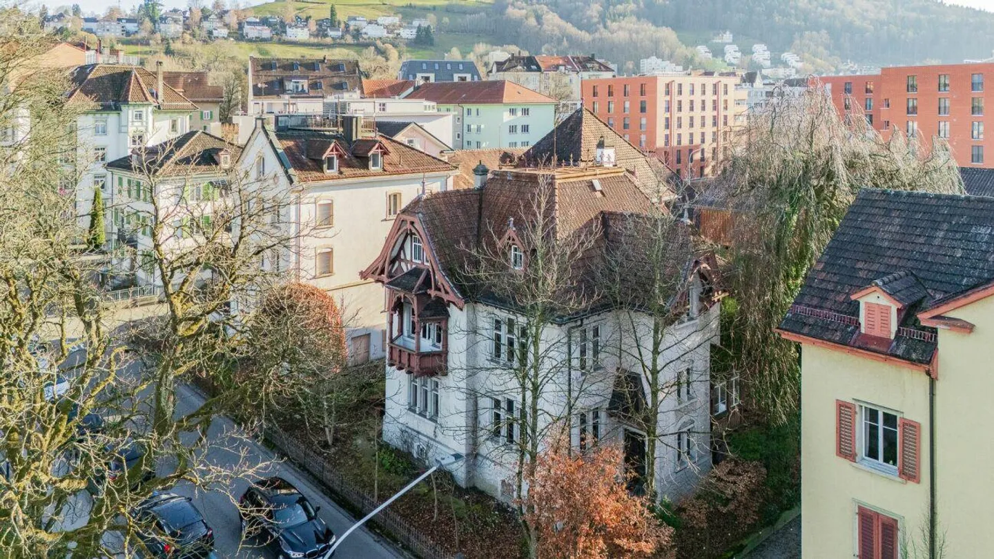 Villa urbaine élégante de 15,5 pièces dans un emplacement privilégié en bord de parc - Photo 2 sur 12