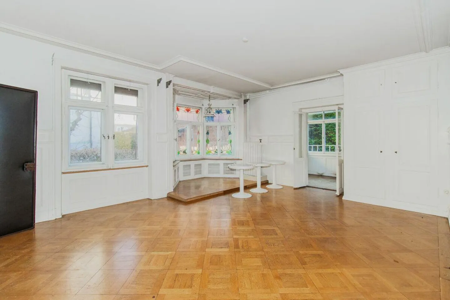 Villa urbaine élégante de 15,5 pièces dans un emplacement privilégié en bord de parc - Photo 4 sur 12