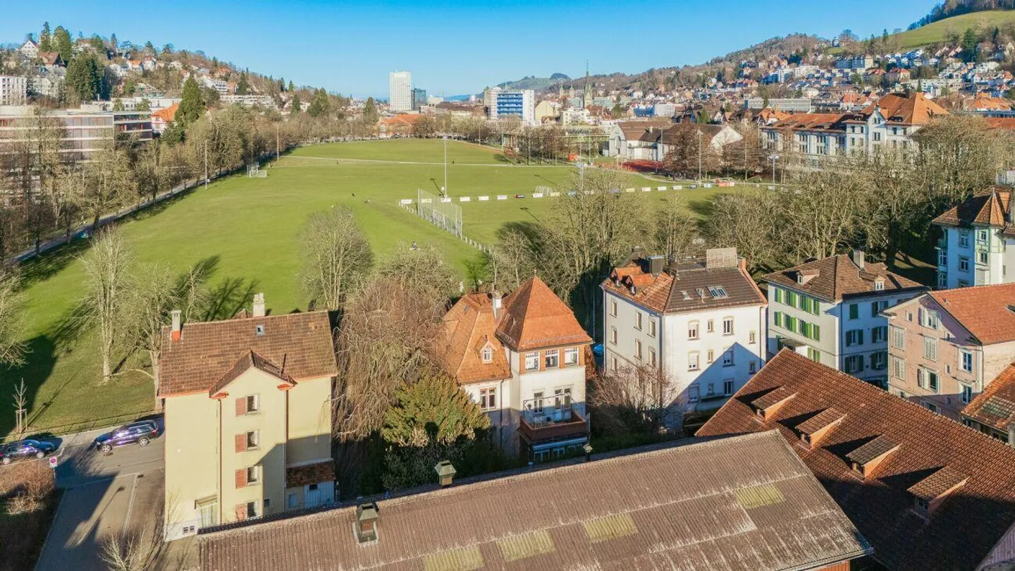 Villa urbaine élégante de 15,5 pièces dans un emplacement privilégié en bord de parc - Photo 3 sur 12