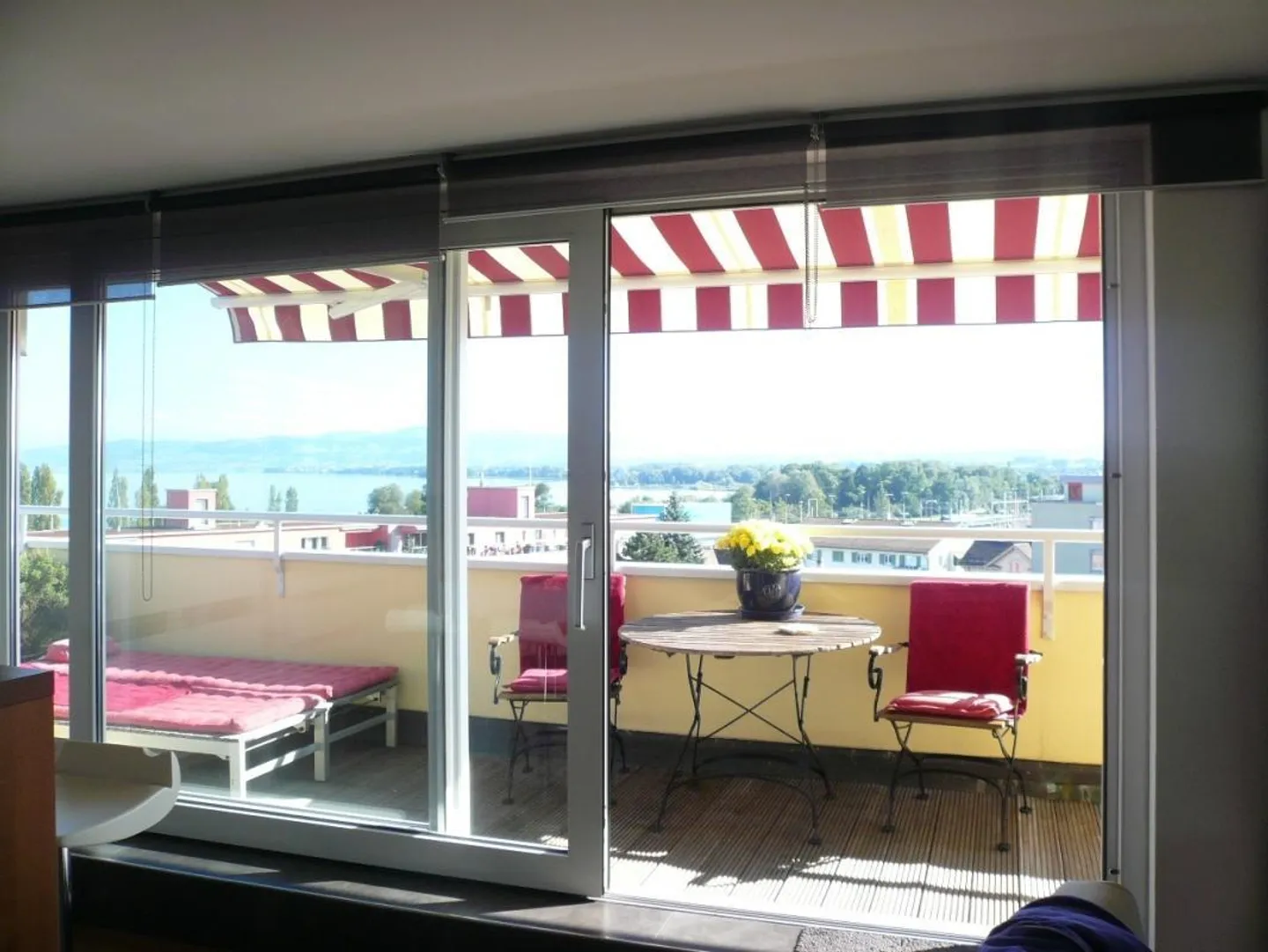 Light-flooded attic apartment with breathtaking lake and mountain views - Photo 2 of 12