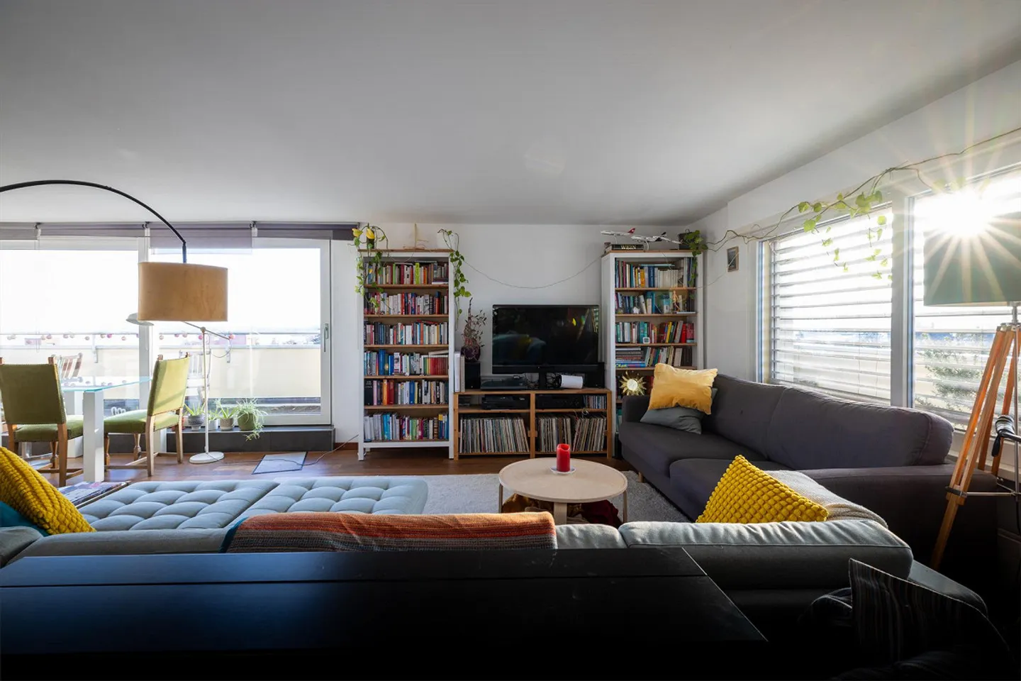 Light-flooded attic apartment with breathtaking lake and mountain views - Photo 3 of 12