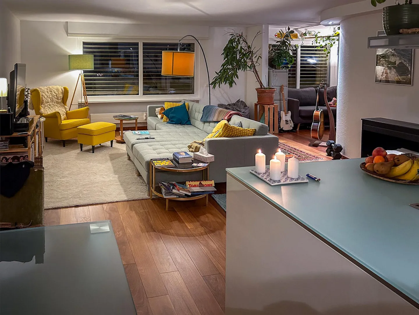 Light-flooded attic apartment with breathtaking lake and mountain views - Photo 4 of 12