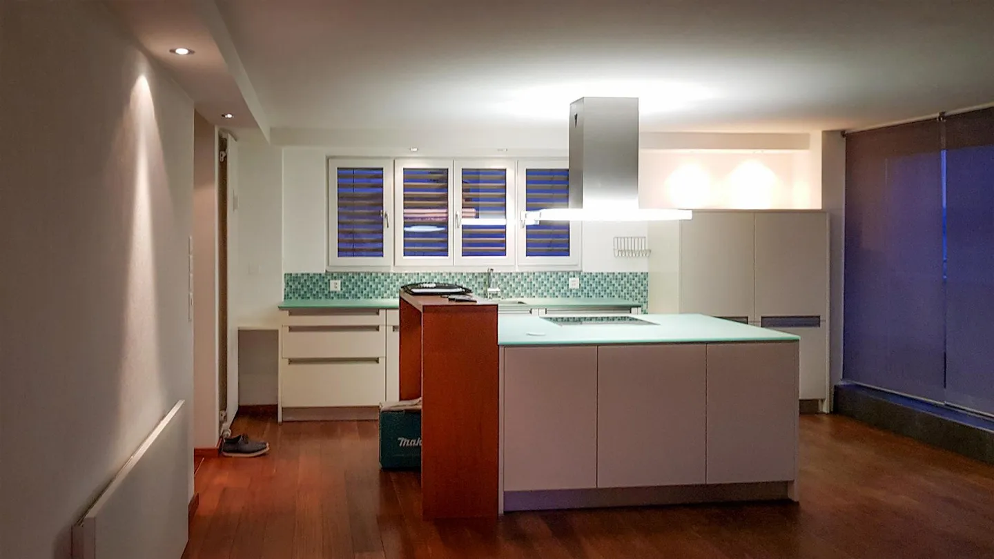 Light-flooded attic apartment with breathtaking lake and mountain views - Photo 5 of 12