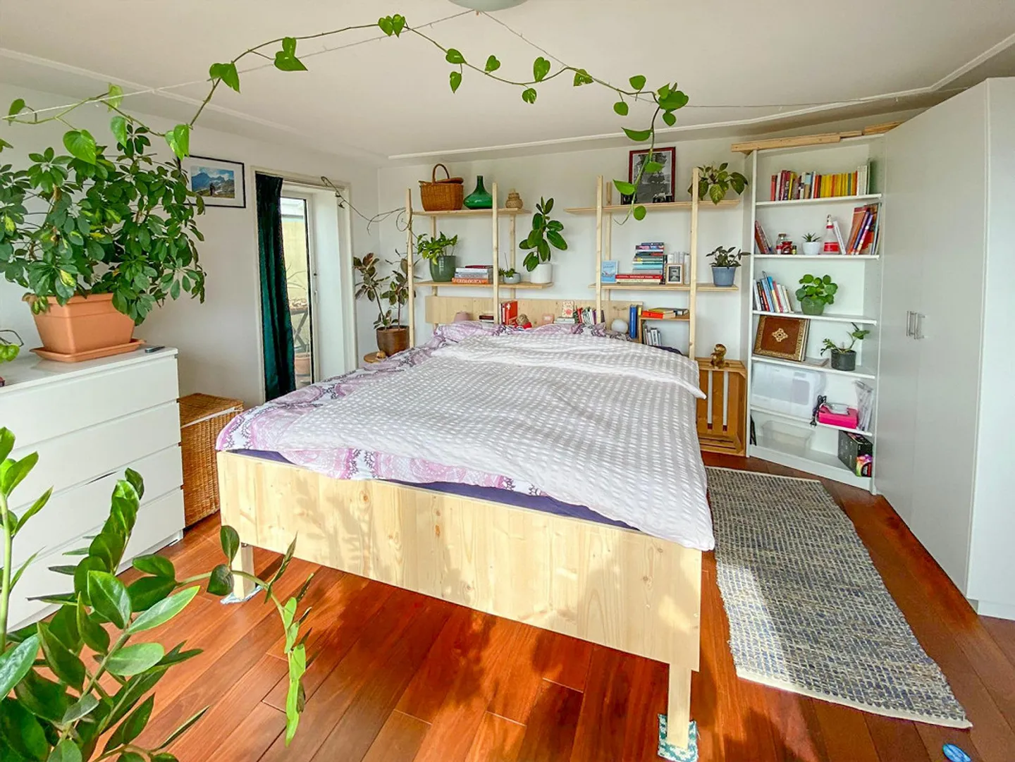 Light-flooded attic apartment with breathtaking lake and mountain views - Photo 7 of 12