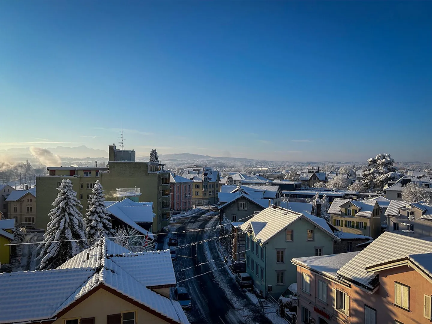 Light-flooded attic apartment with breathtaking lake and mountain views - Photo 11 of 12