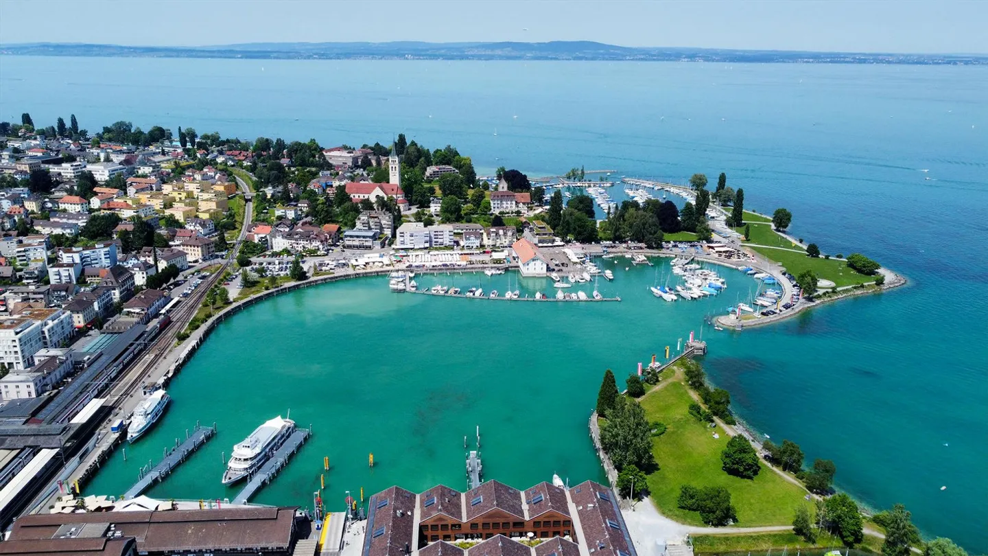 Light-flooded attic apartment with breathtaking lake and mountain views - Photo 12 of 12