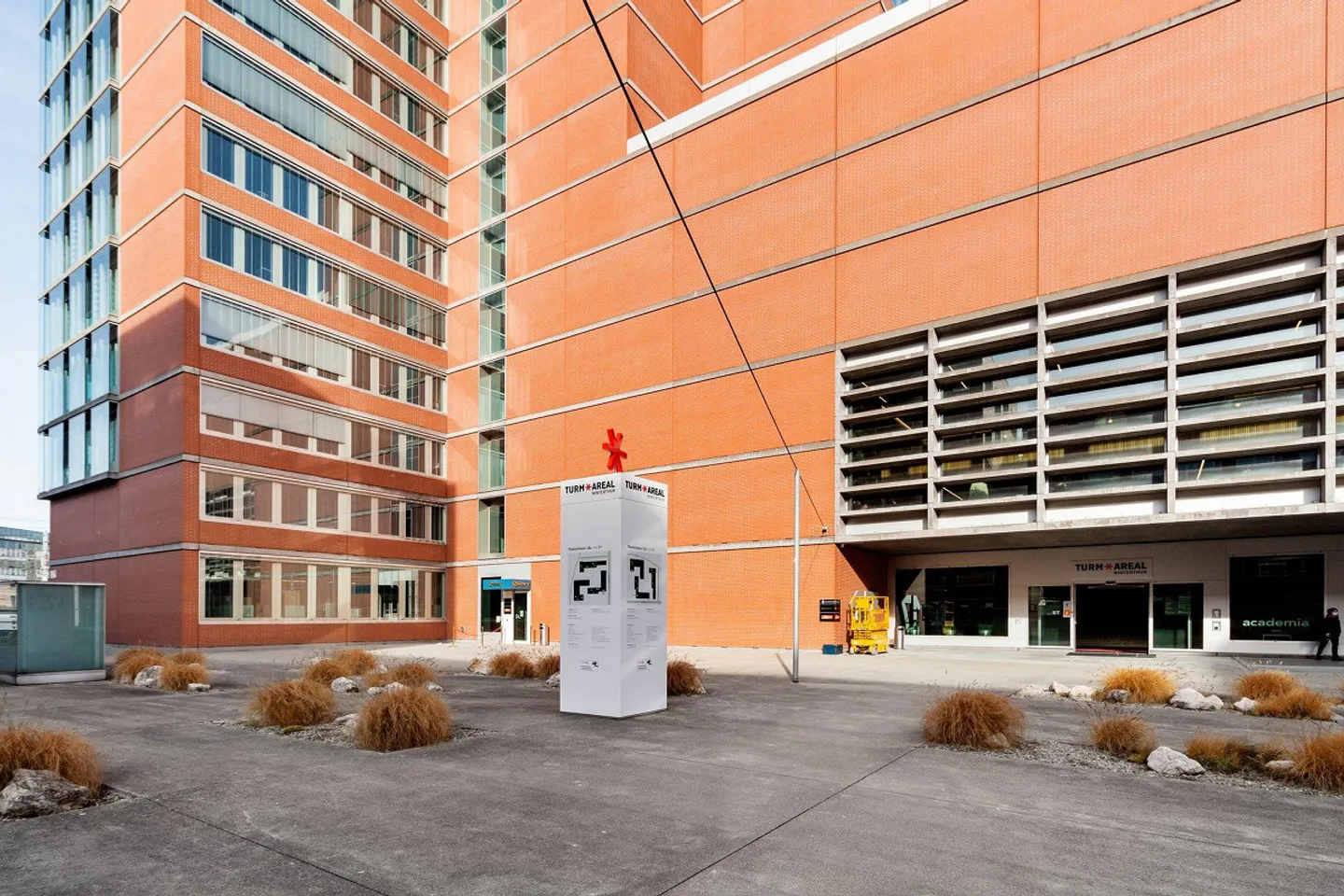 22e au 24e étage - Haut dans la tour rouge de Winterthur - Photo 2 sur 4