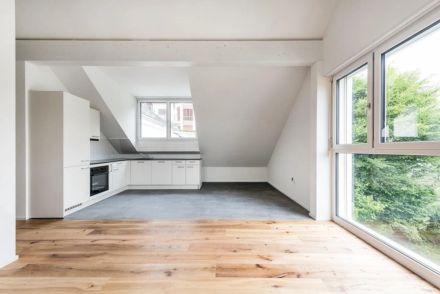 Bright 2.5-Room Attic Apartment - Photo 4 of 5