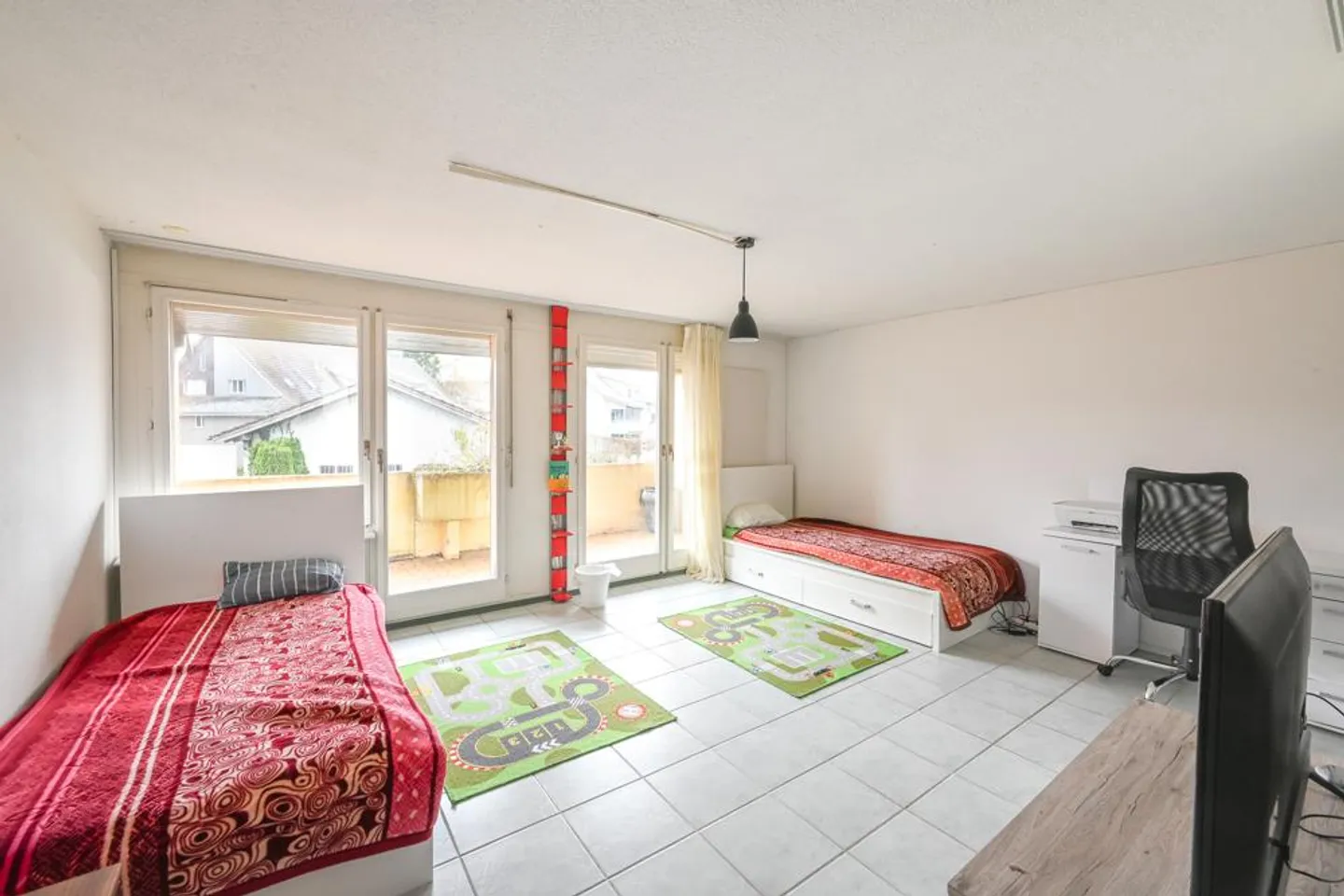 Grosszügiges Wohnen mit viel Licht, Kamin und Garten - Foto 4 von 7