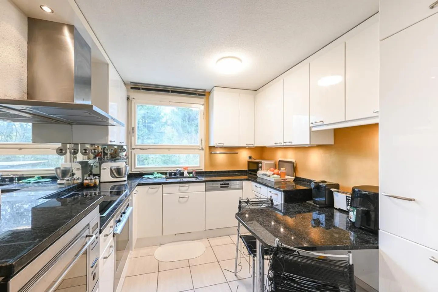 Grosszügiges Wohnen mit viel Licht, Kamin und Garten - Foto 2 von 7