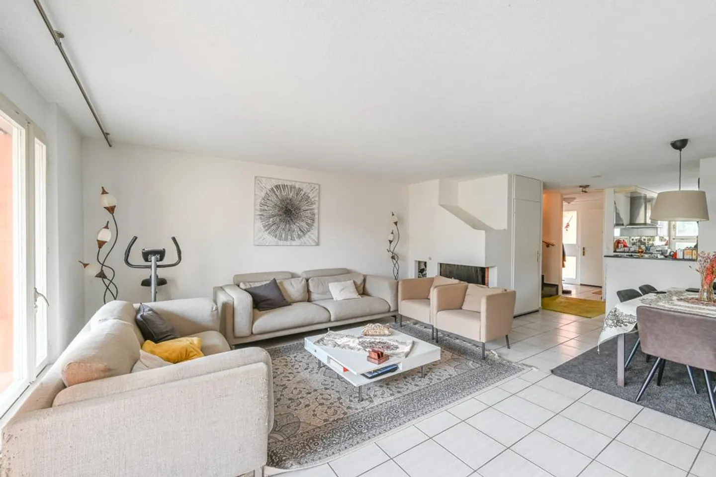 Grosszügiges Wohnen mit viel Licht, Kamin und Garten - Foto 3 von 7