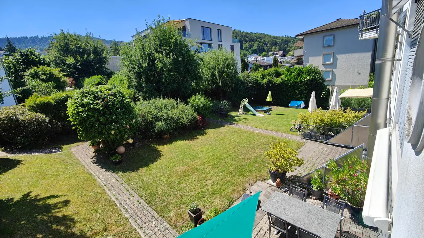 Appartement en duplex lumineux de 4,5 pièces au rez-de-jardin et au 1er étage avec véranda - Photo 2 sur 10