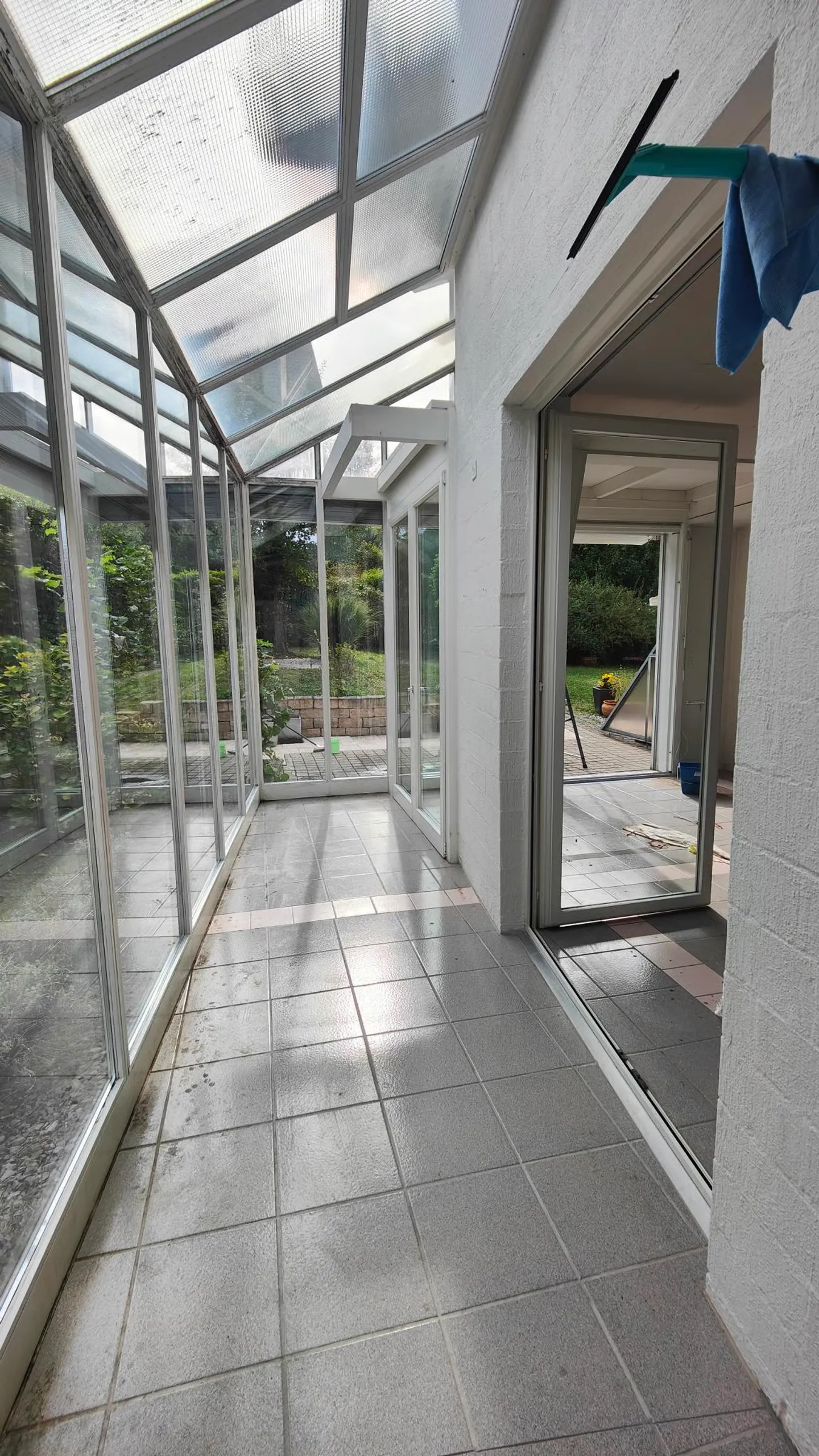 Appartement en duplex lumineux de 4,5 pièces au rez-de-jardin et au 1er étage avec véranda - Photo 4 sur 10