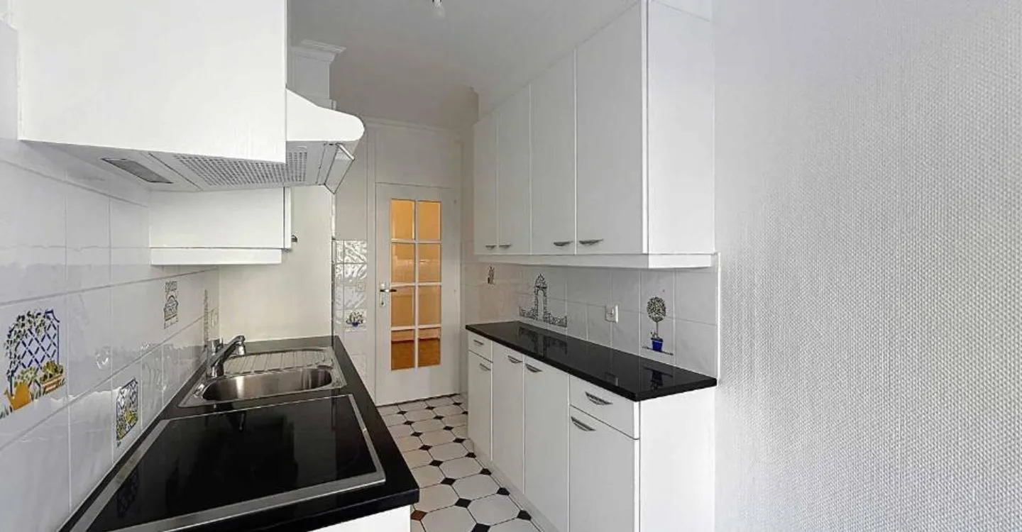 Beautiful renovated apartment in a quiet area, close to Parc Bertrand - Photo 2 of 7