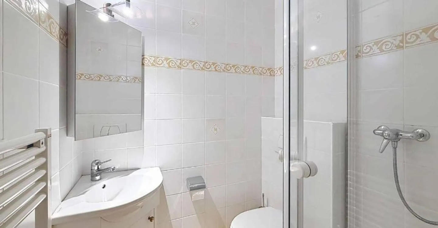 Beautiful renovated apartment in a quiet area, close to Parc Bertrand - Photo 6 of 7