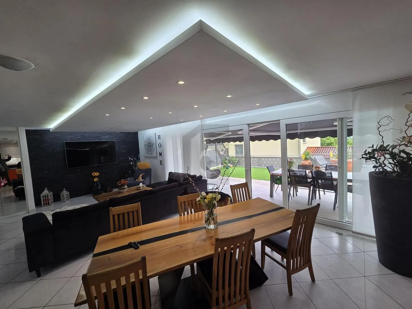 BRIGHT, SPACIOUS WITH POOL AND 4 PARKING SPACES - Photo 4 of 6