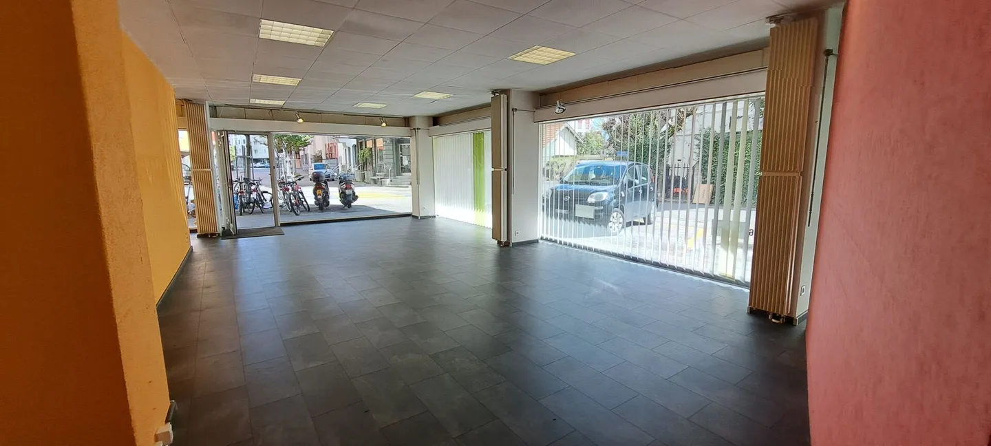 Bienne, spazio commerciale al piano terra in centro città - Foto 3 di 6