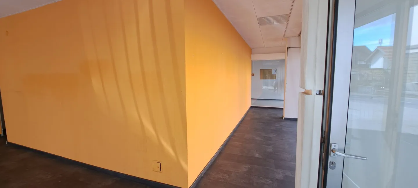 Bienne, spazio commerciale al piano terra in centro città - Foto 4 di 6