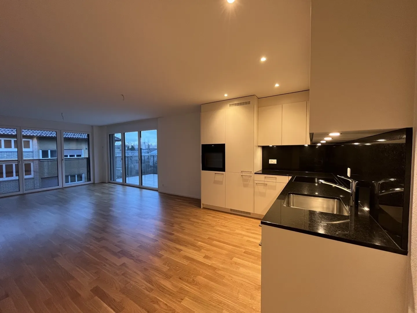 Spacious apartment in Greenside - modern living in a quiet location - Photo 2 of 15
