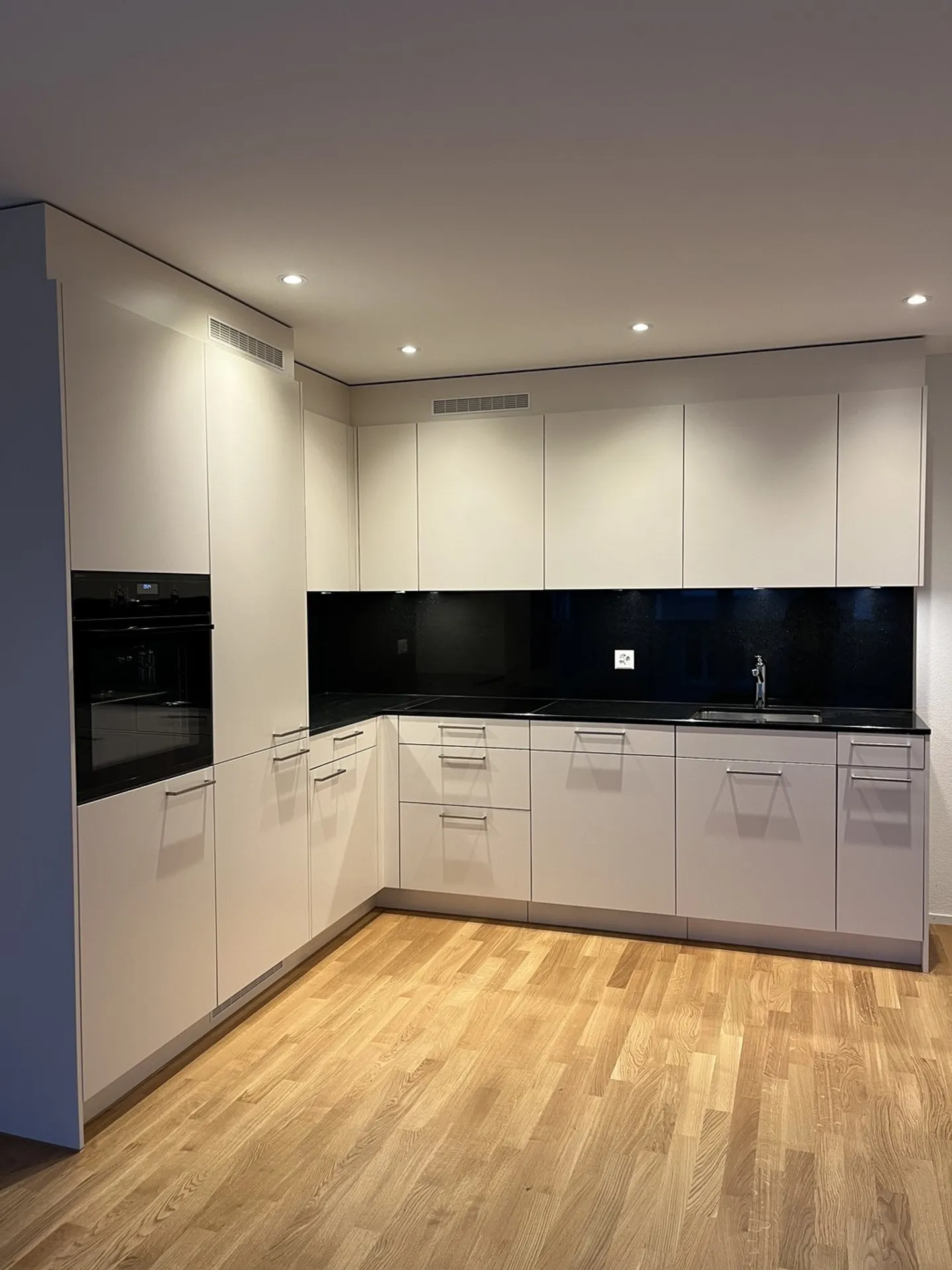 Spacious apartment in Greenside - modern living in a quiet location - Photo 3 of 15