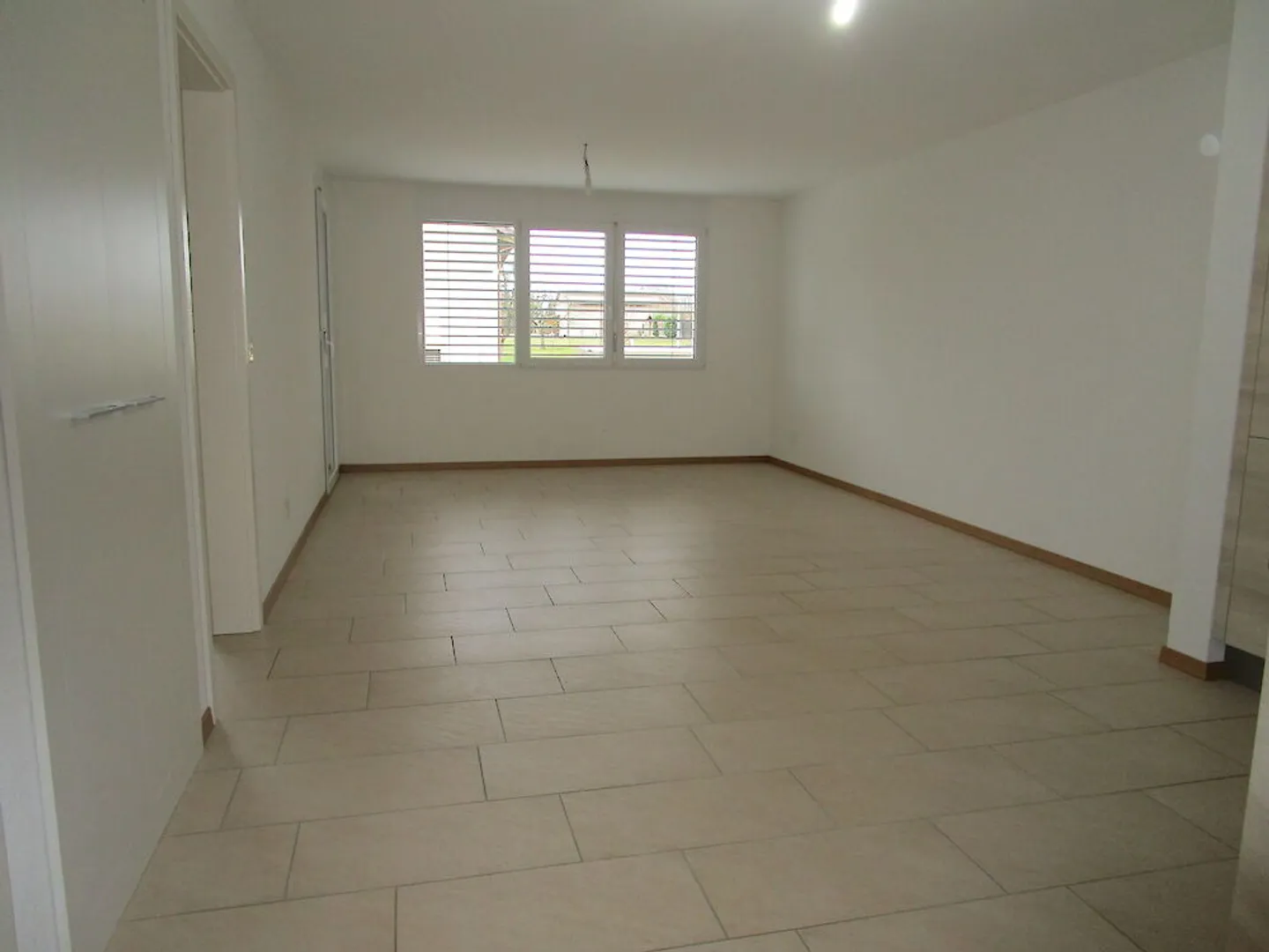 Bel appartement moderne de 2,5 pièces près du lac de Neuchâtel - Photo 2 sur 6