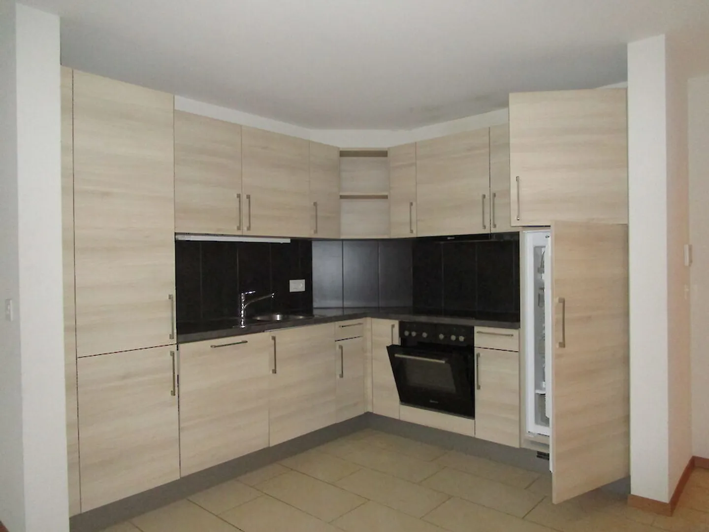 Bel appartement moderne de 2,5 pièces près du lac de Neuchâtel - Photo 4 sur 6