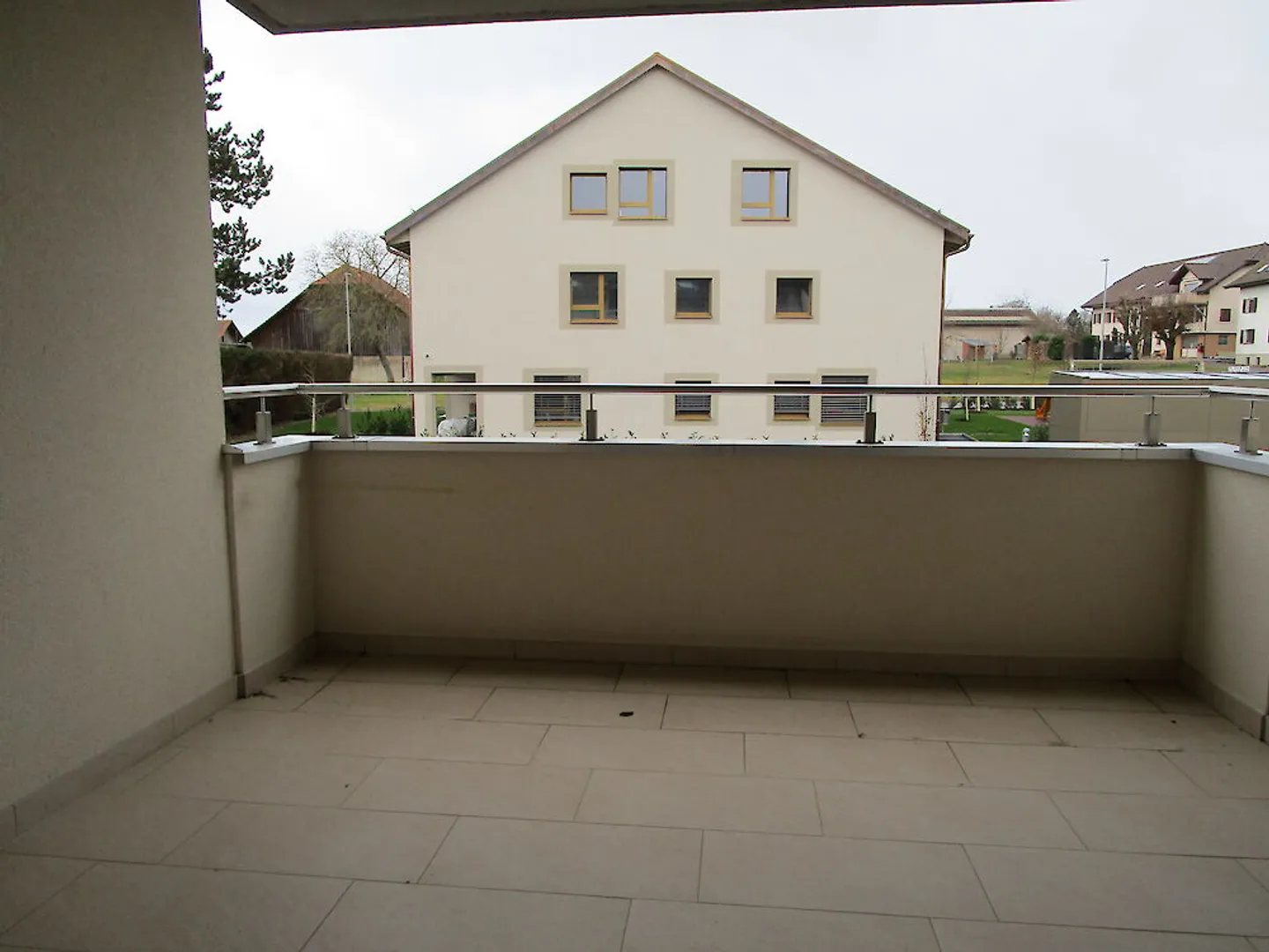 Bel appartement moderne de 2,5 pièces près du lac de Neuchâtel - Photo 6 sur 6