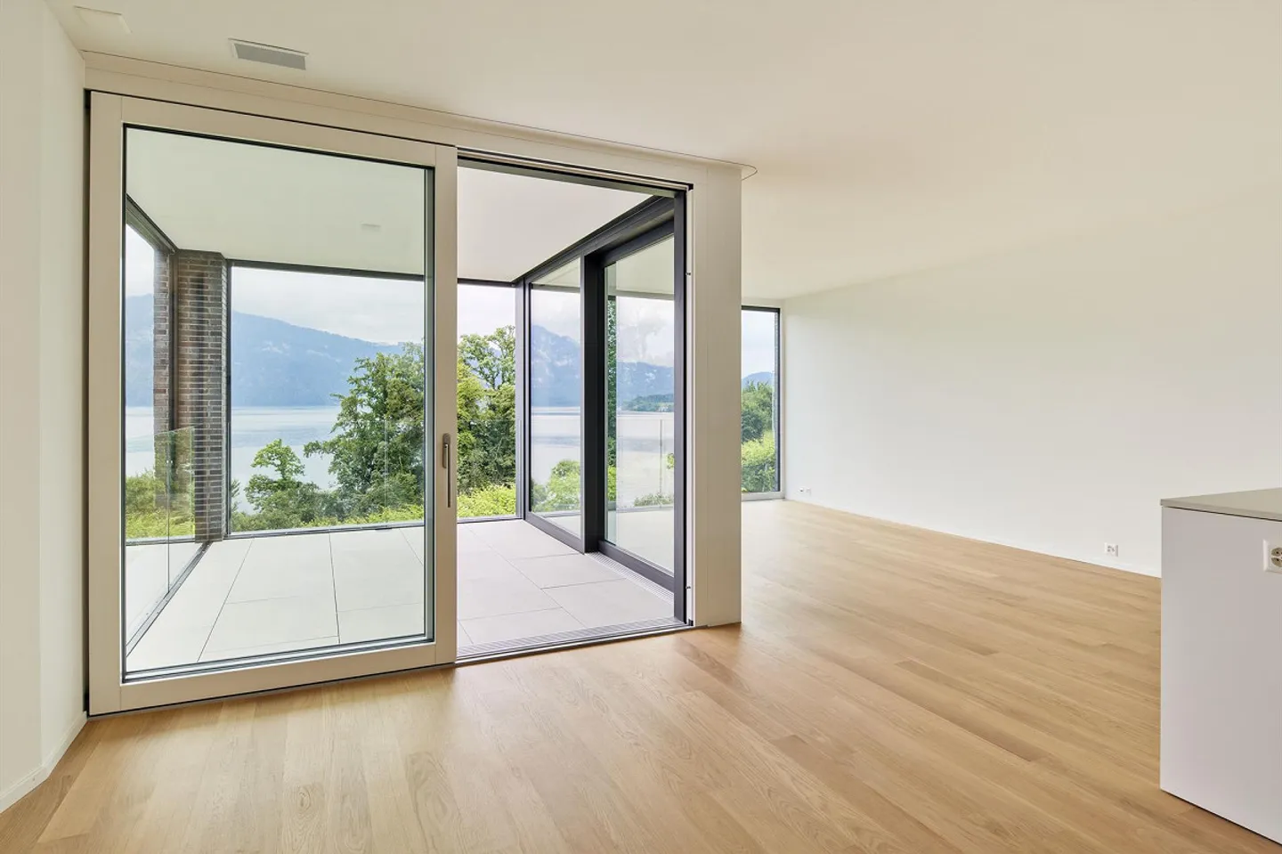 Modern 2.5-room apartment in the best location with private bathing area - Photo 4 of 10