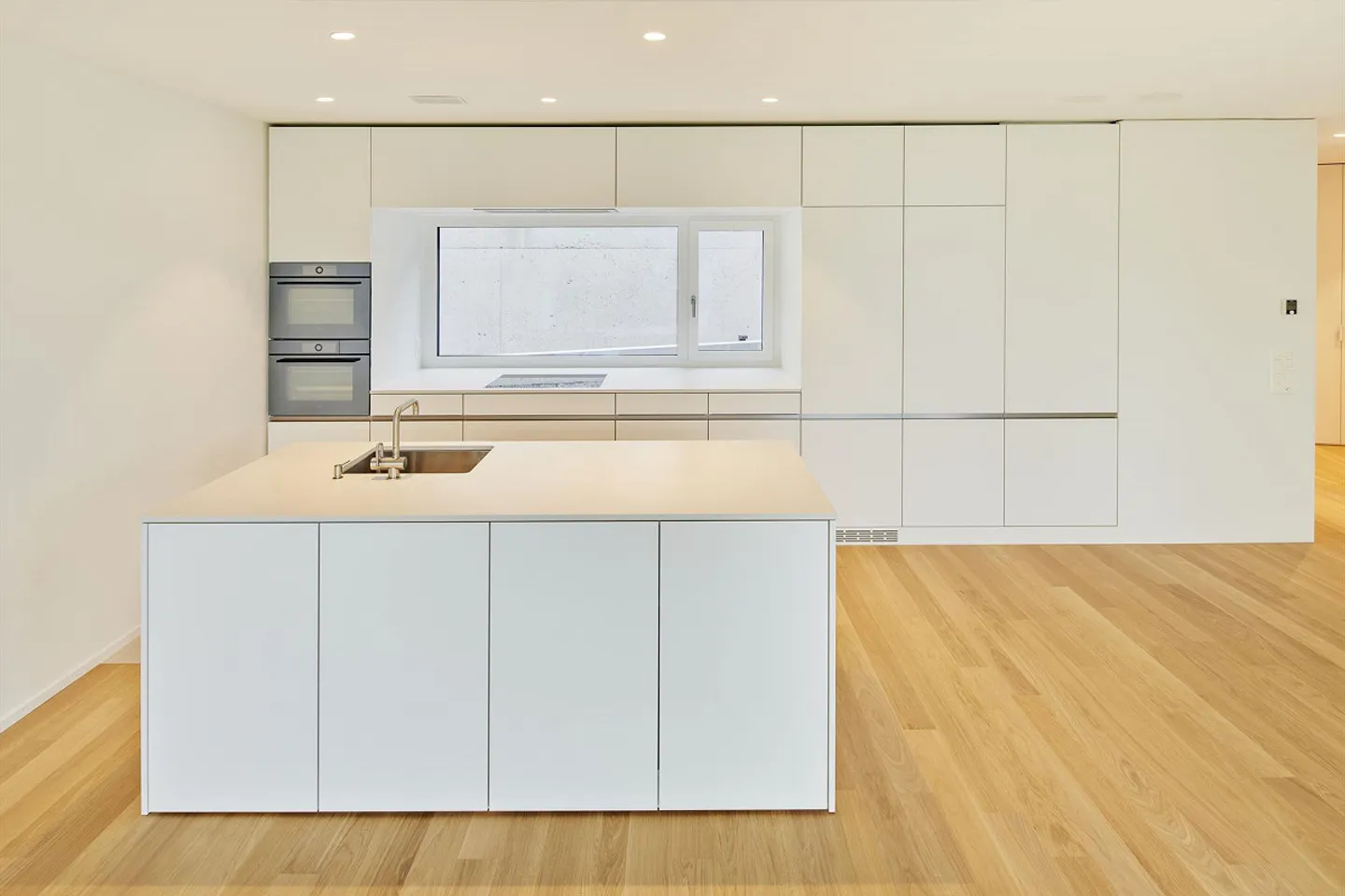 Modern 2.5-room apartment in the best location with private bathing area - Photo 3 of 10