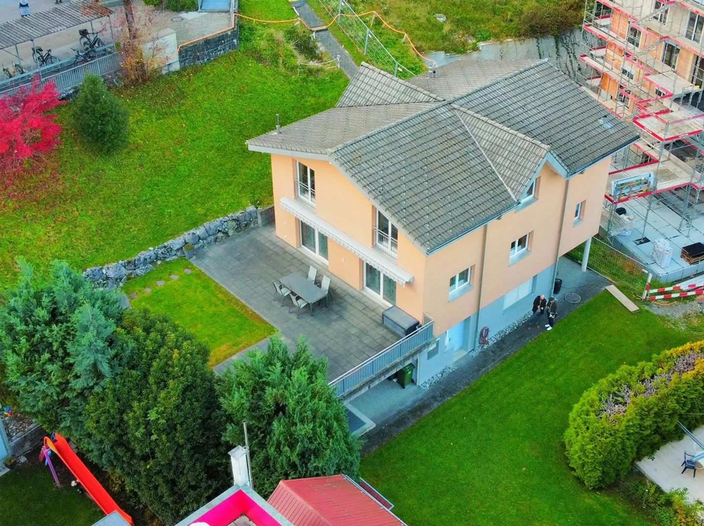 Freistehendes Einfamilienhaus mit grossem Garten - Foto 1 von 9