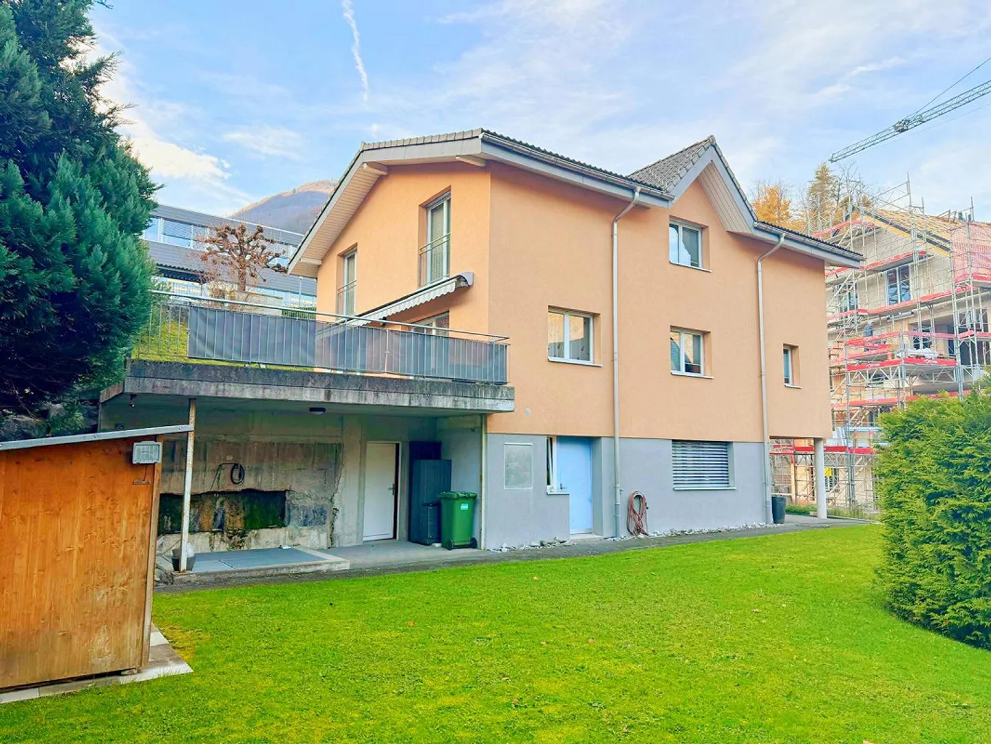 Freistehendes Einfamilienhaus mit grossem Garten - Foto 2 von 9