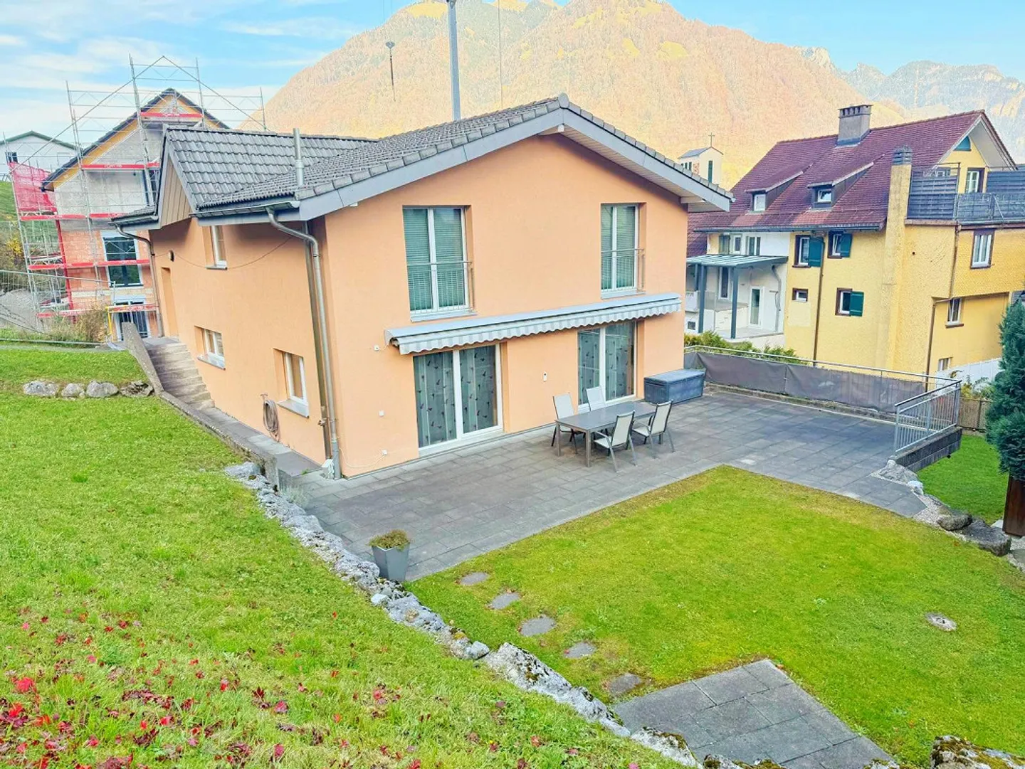 Freistehendes Einfamilienhaus mit grossem Garten - Foto 3 von 9