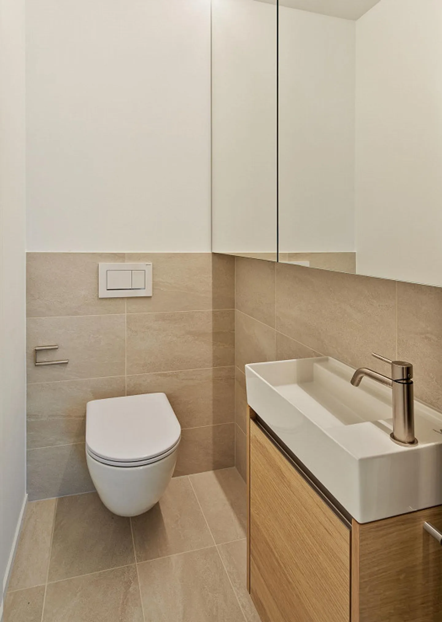 Modern 2.5-room apartment in the best location with private bathing area - Photo 8 of 10
