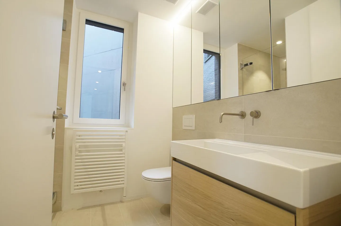 Modern 2.5-room apartment in the best location with private bathing area - Photo 7 of 10
