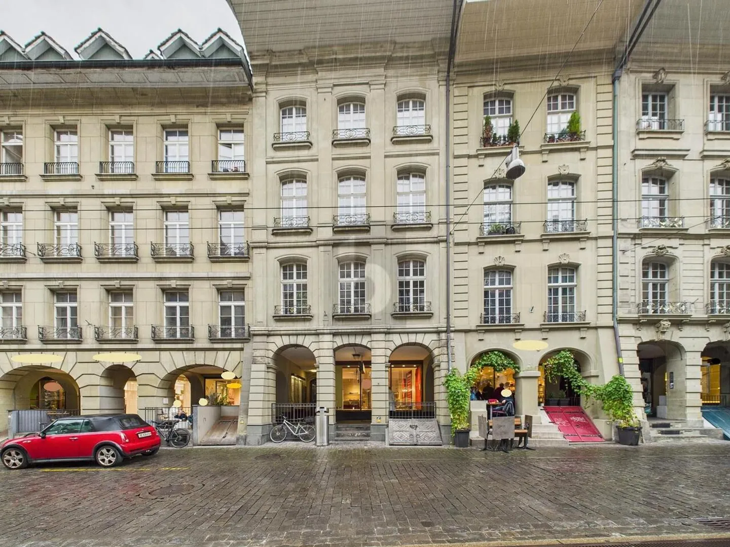 SPACIEUX ET CENTRAL DANS LA VILLE ANCIENNE - Photo 1 sur 5