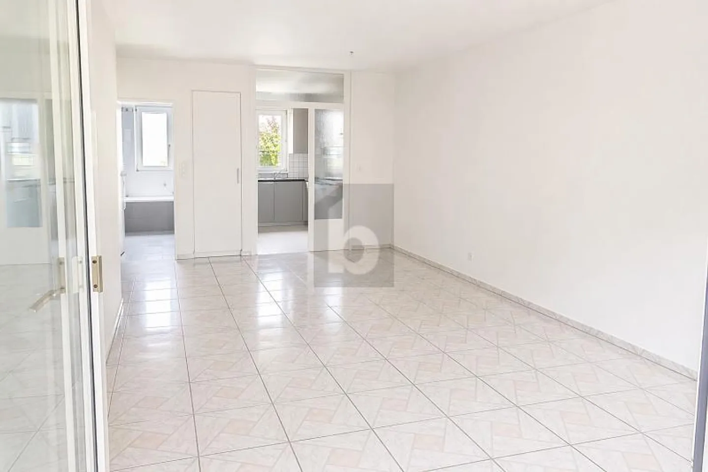 Helle Wohnung mit Balkon - Foto 2 von 6