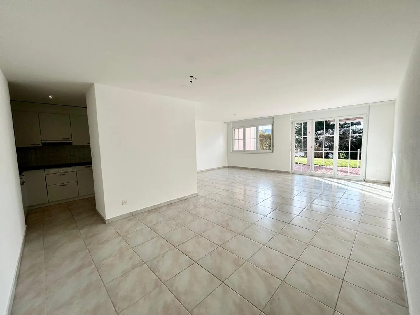 Appartement au rez-de-chaussée avec grand espace de sièges - Photo 4 sur 12