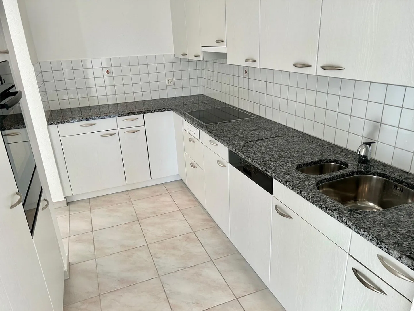 Appartement au rez-de-chaussée avec grand espace de sièges - Photo 5 sur 12