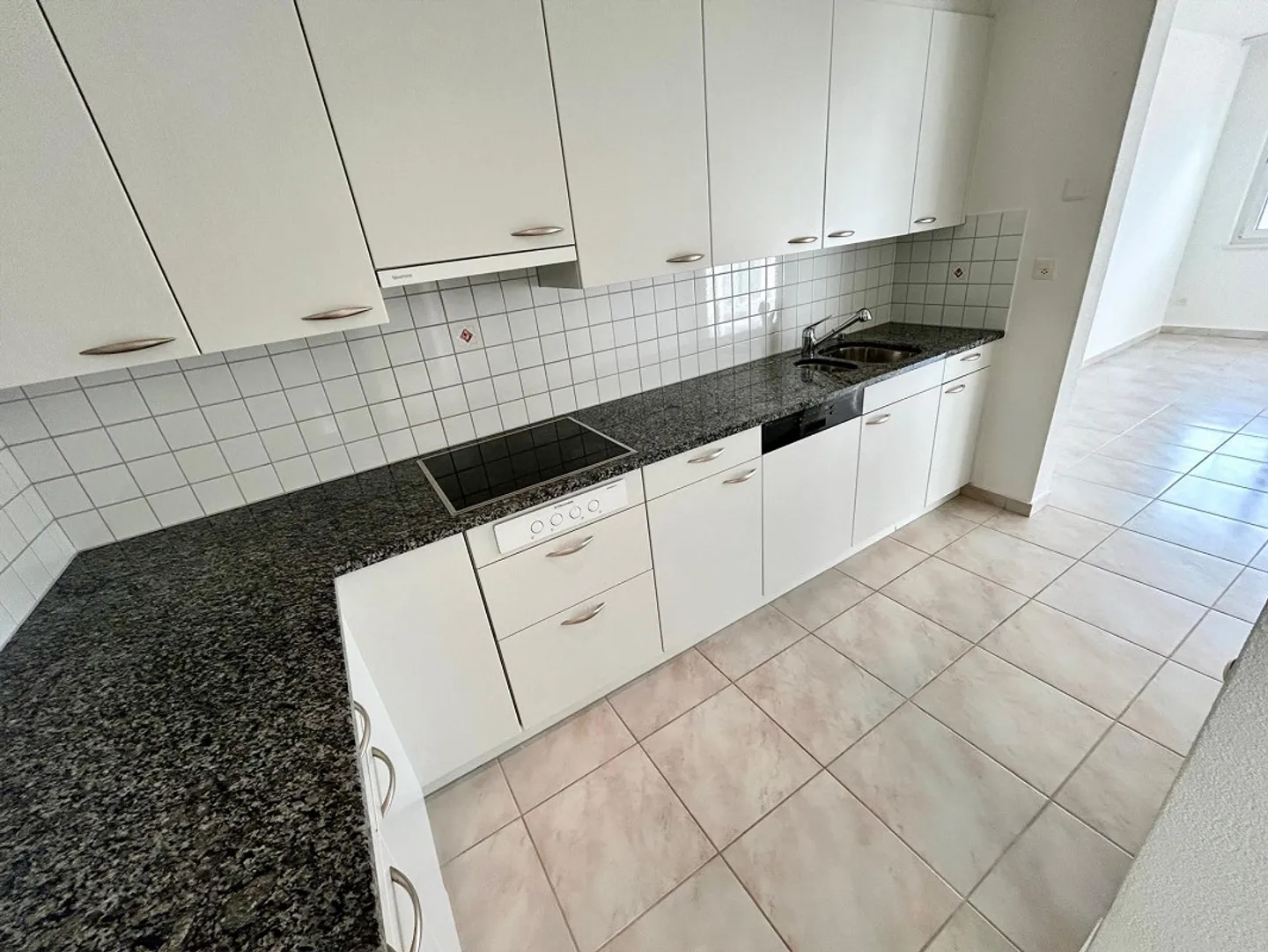 Appartement au rez-de-chaussée avec grand espace de sièges - Photo 6 sur 12